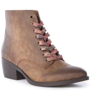 BC Footwear Laceup Boot